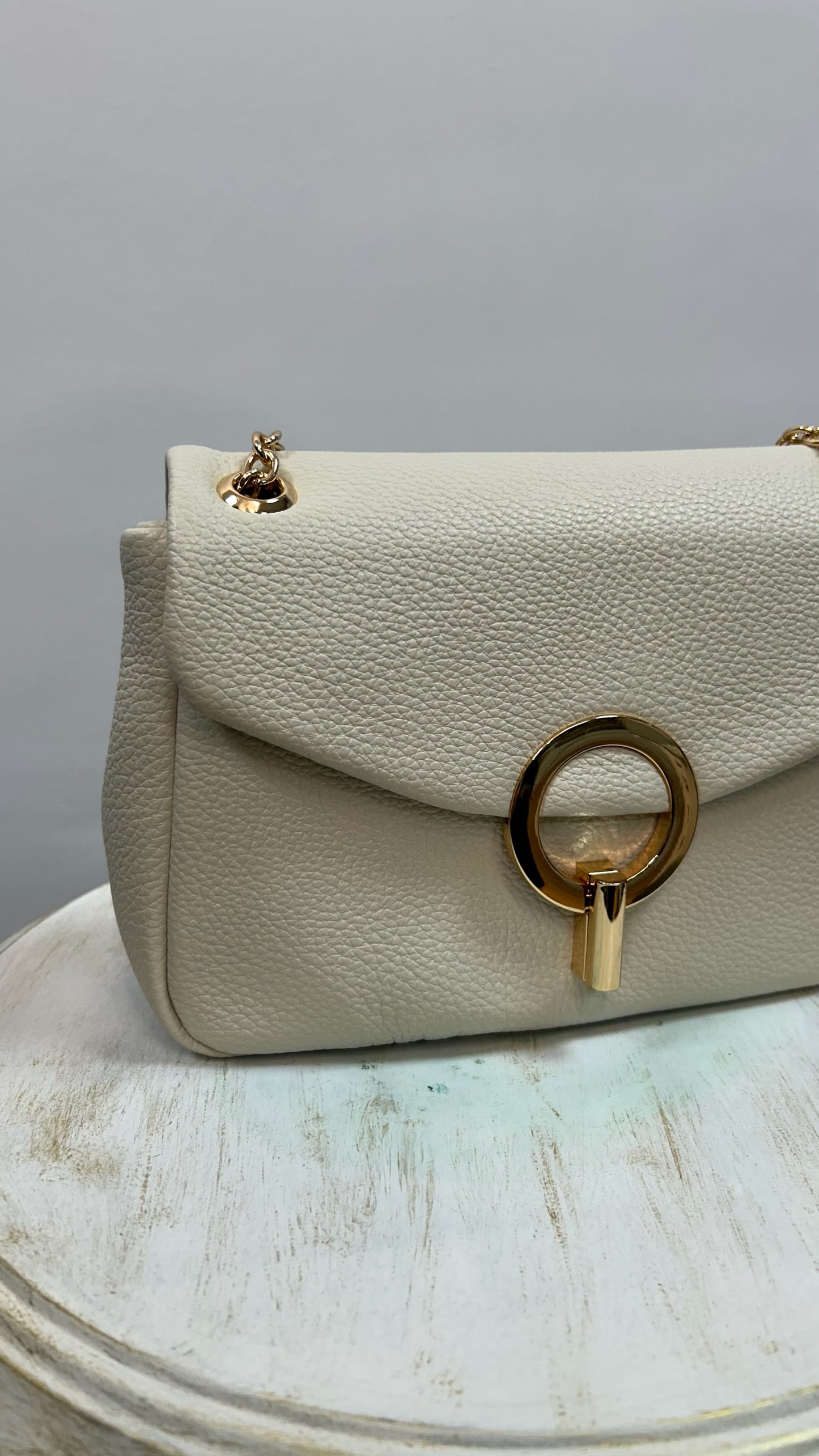 BOLSO SOLAPA CADENA BEIGE