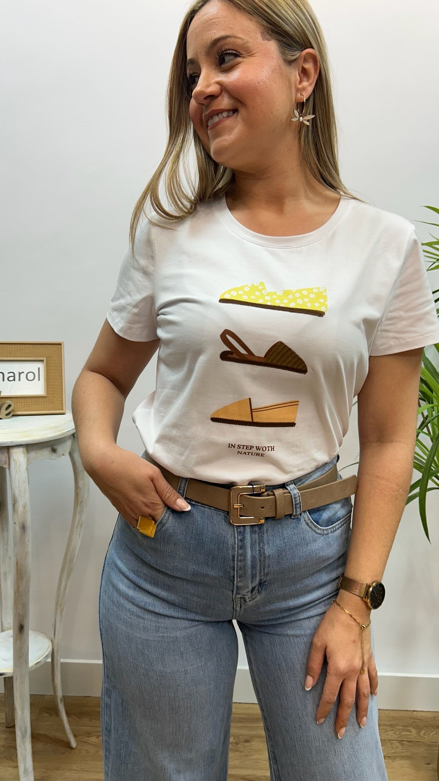 CAMISETA ZAPATOS BLANCA
