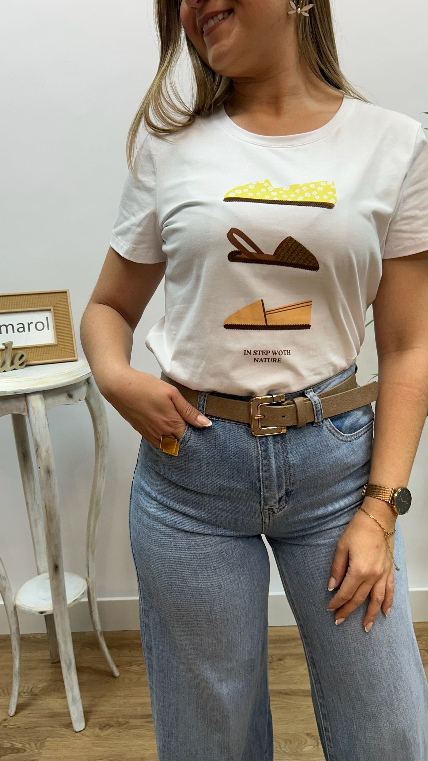 CAMISETA ZAPATOS BLANCA
