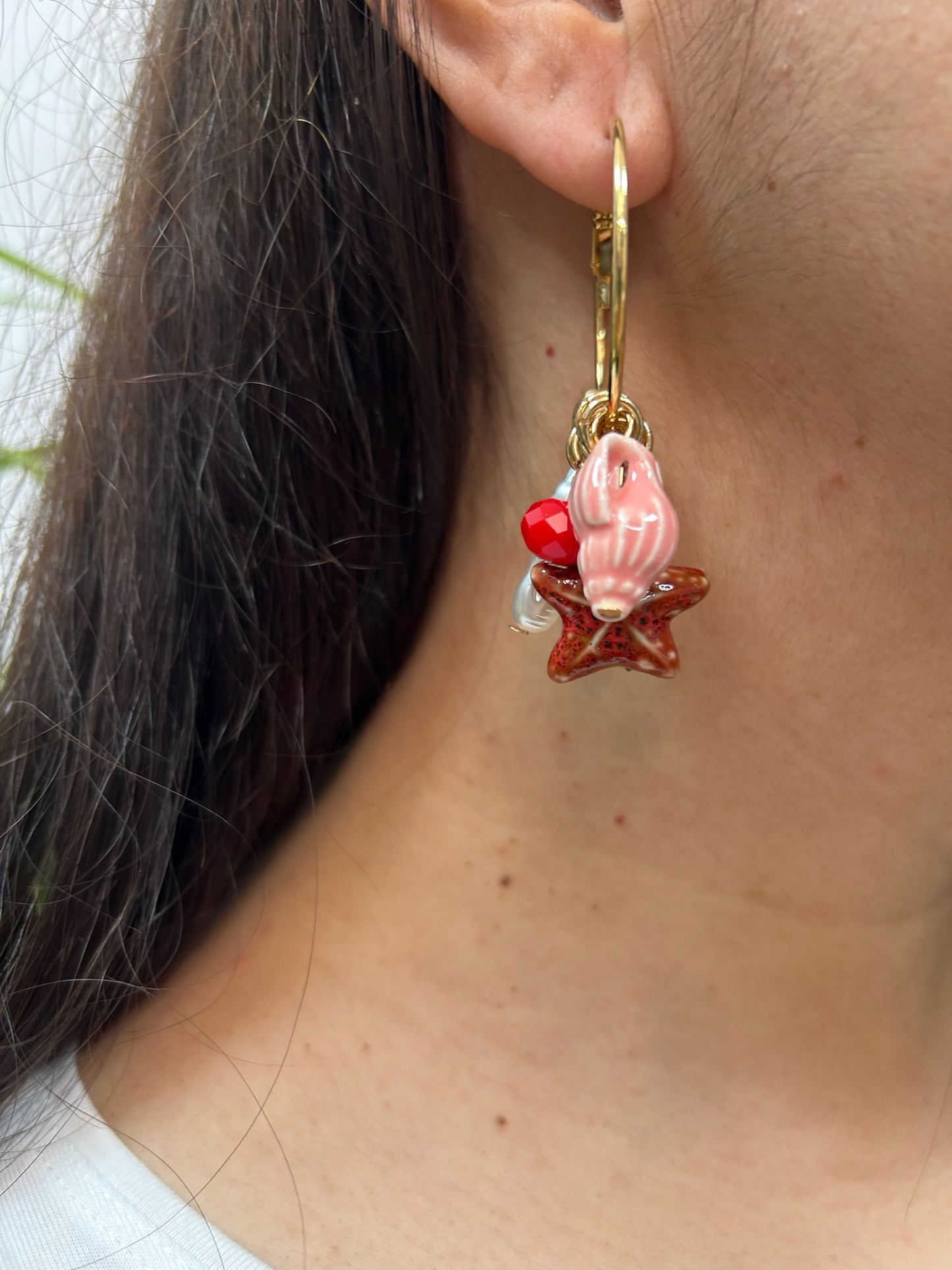 PENDIENTE CARACOLA CHARM CORAL