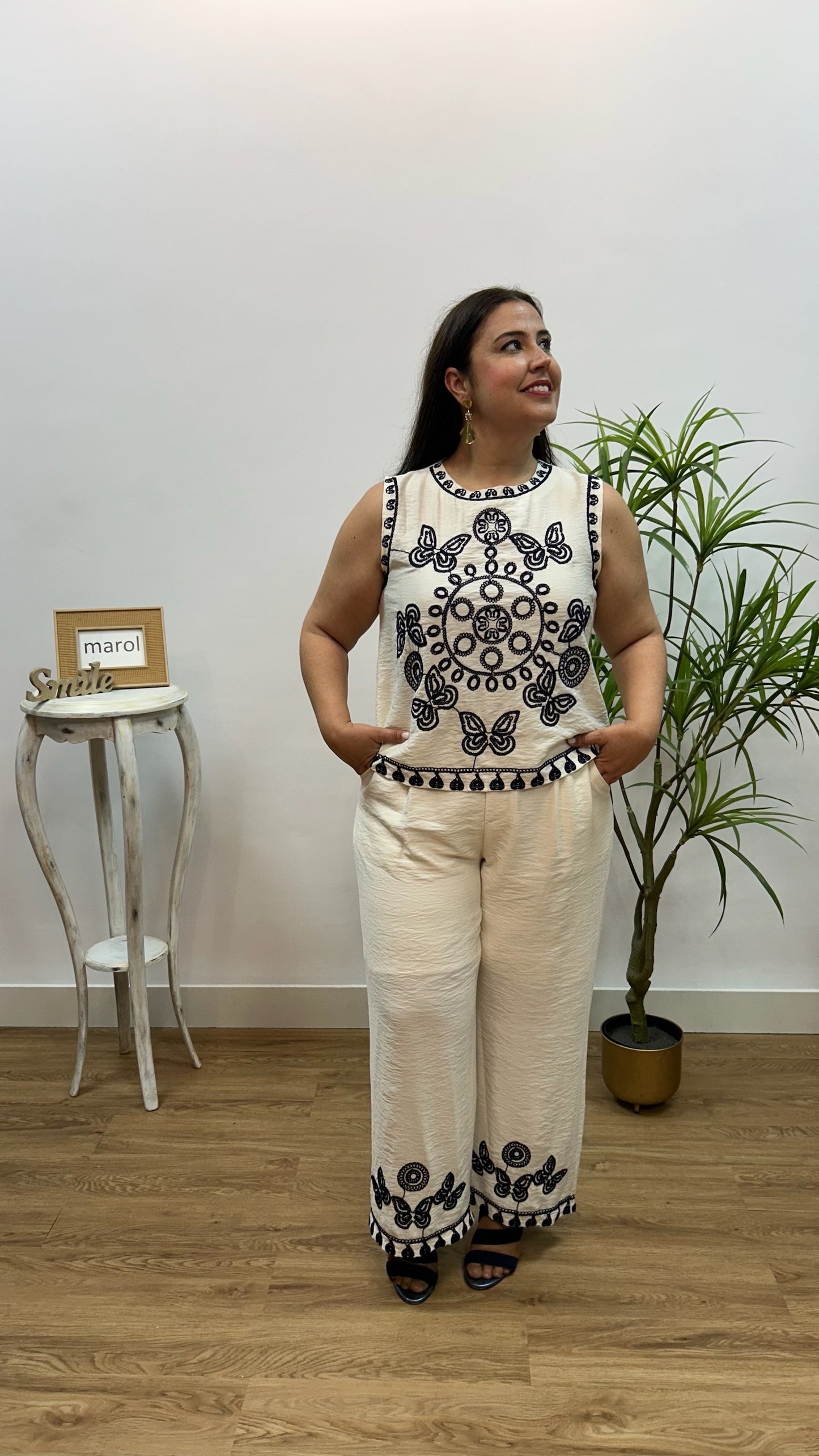 CONJUNTO BORDADO BEIGE