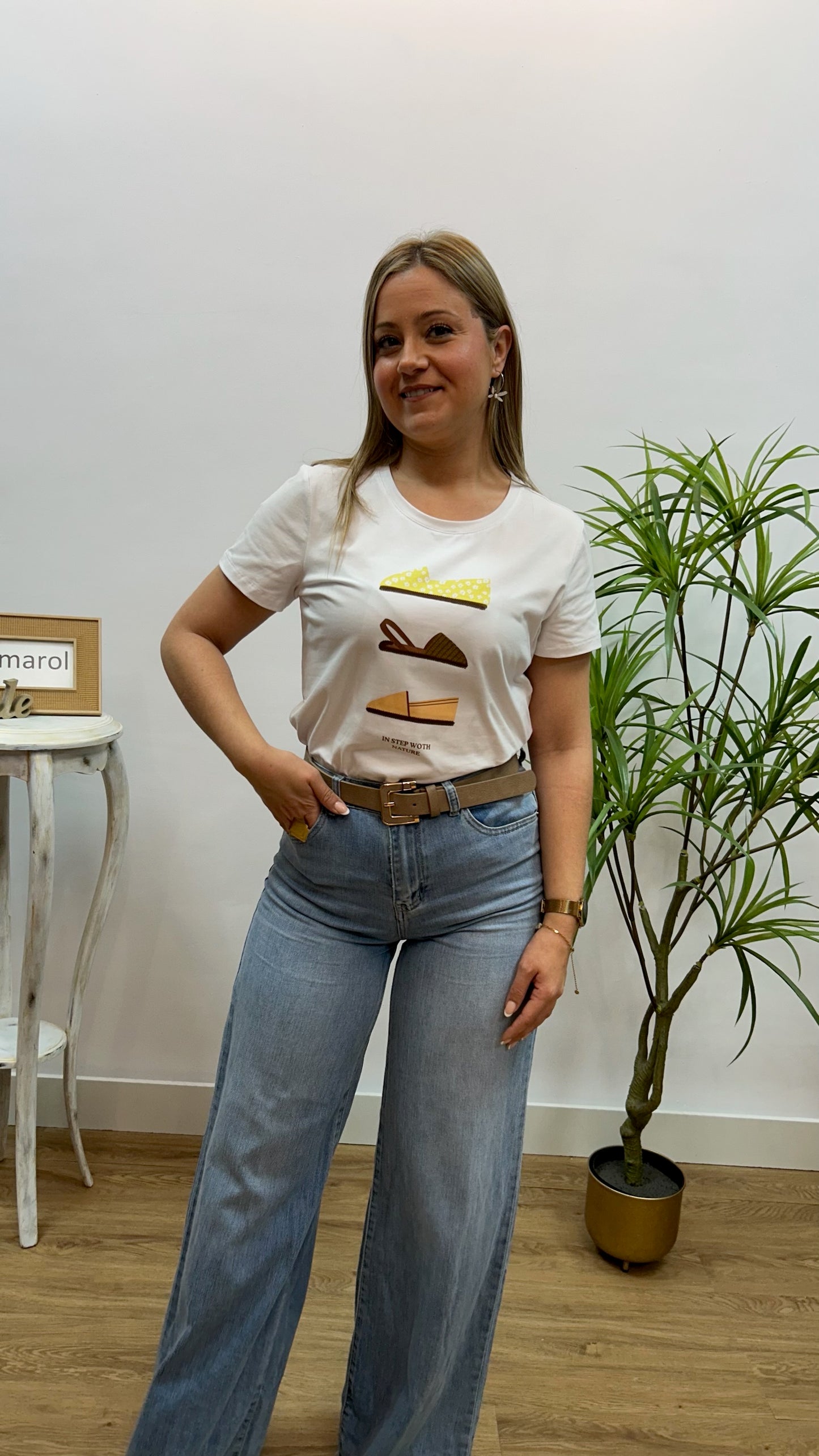 CAMISETA ZAPATOS BLANCA