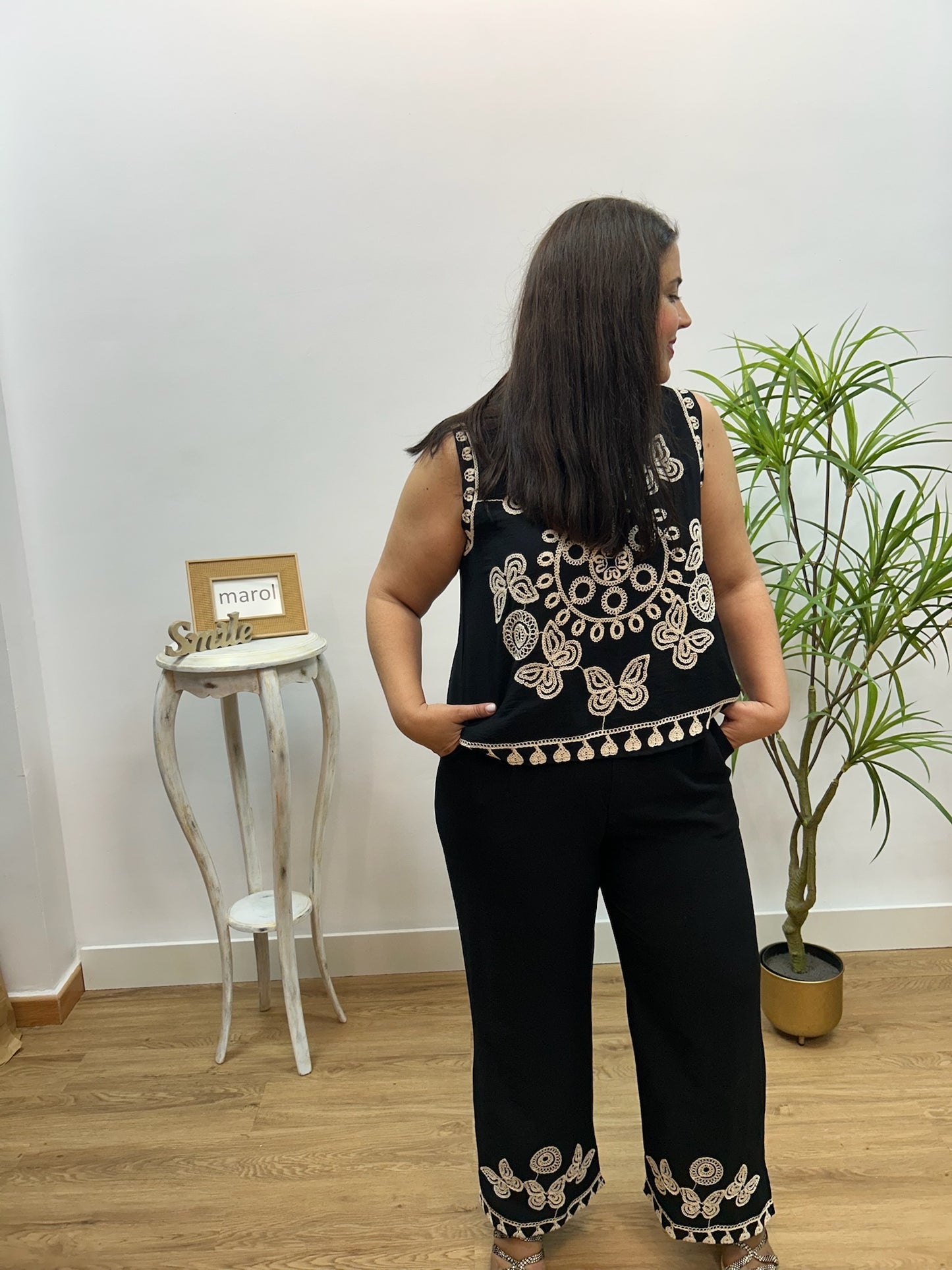 CONJUNTO BORDADO NEGRO