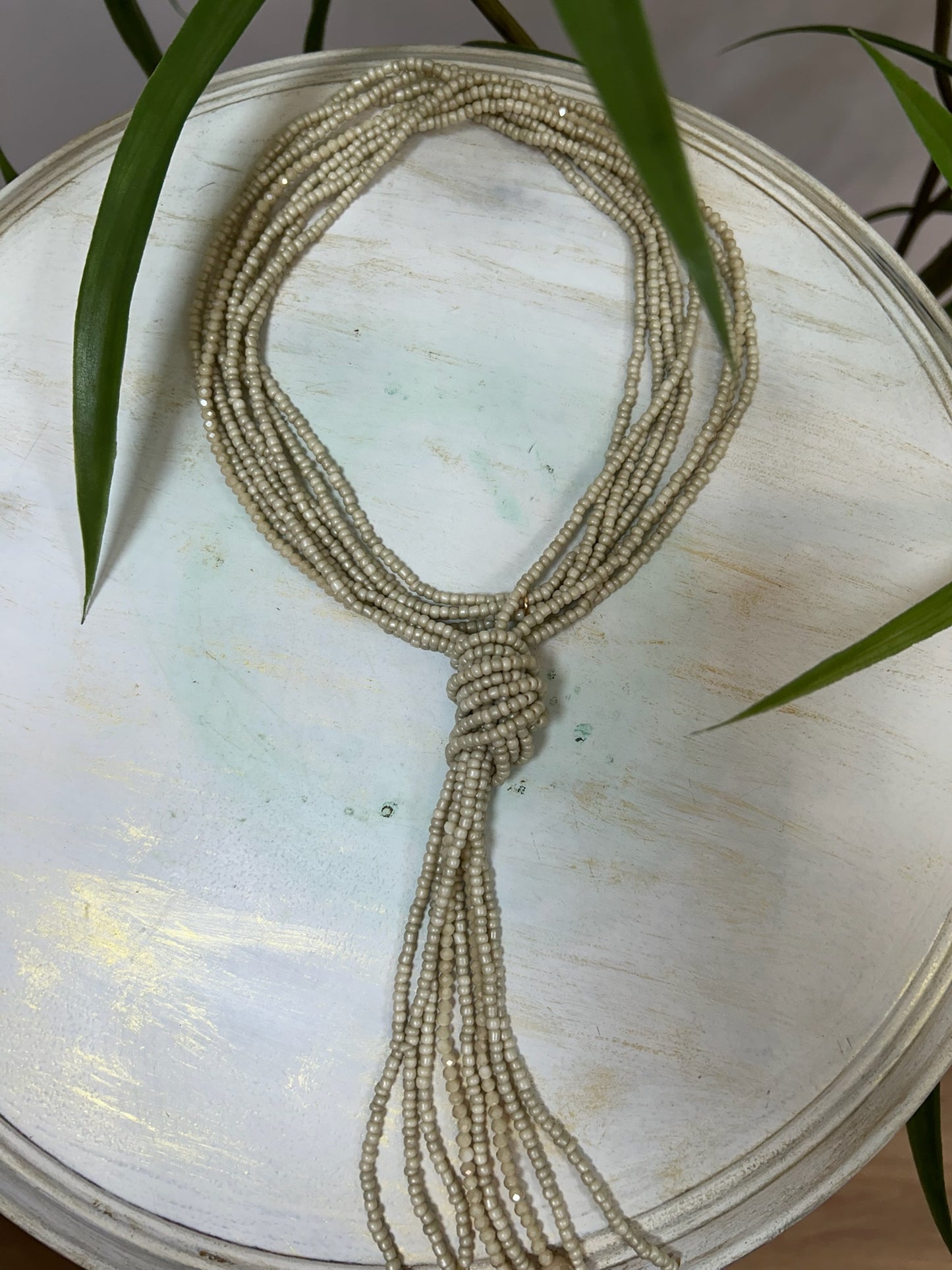 COLLAR ABALORIOS NUDO BEIGE