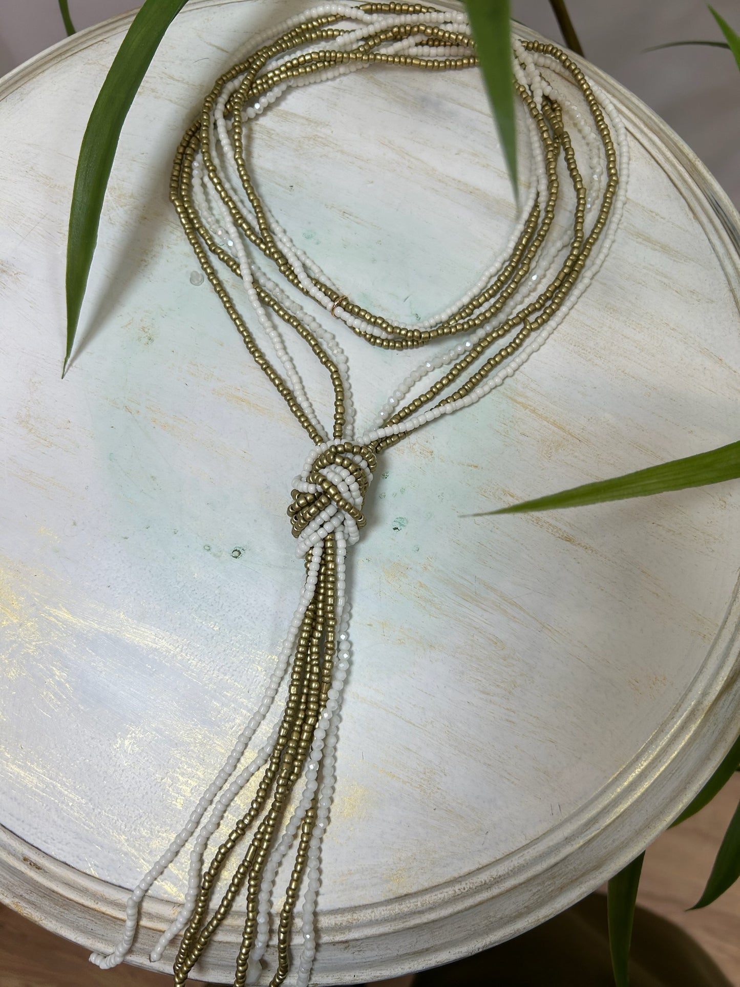 COLLAR ABALORIOS NUDO BLANCO