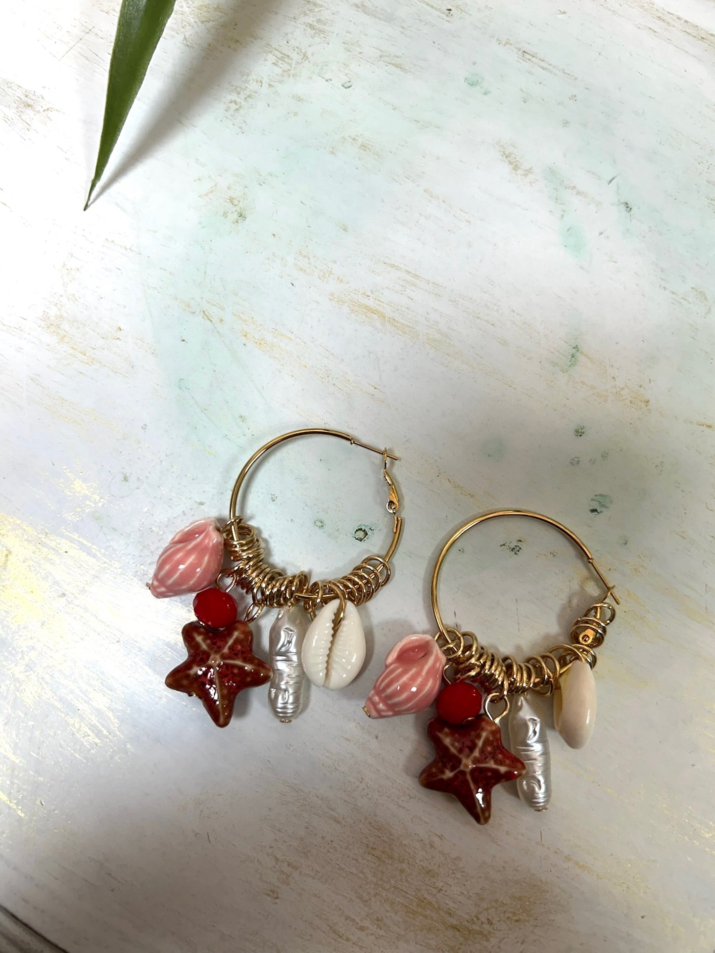 PENDIENTE CARACOLA CHARM CORAL