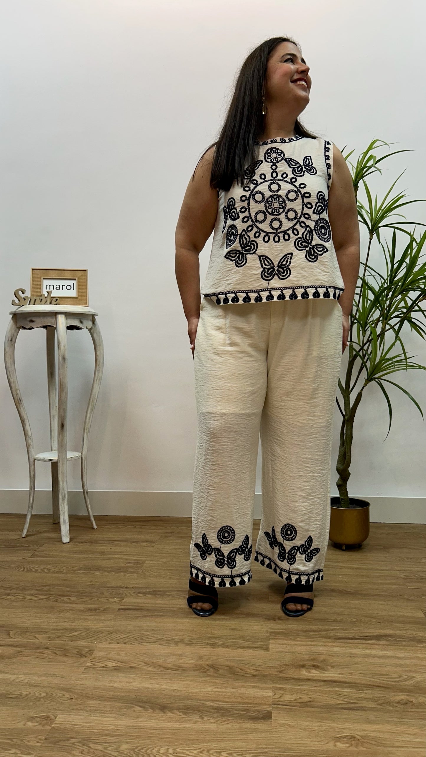 CONJUNTO BORDADO BEIGE